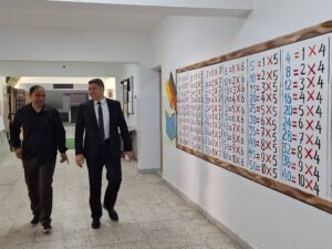 “زيارة مراقب التربية والتعليم إلى مدرسة أبوبكـر الصديق”