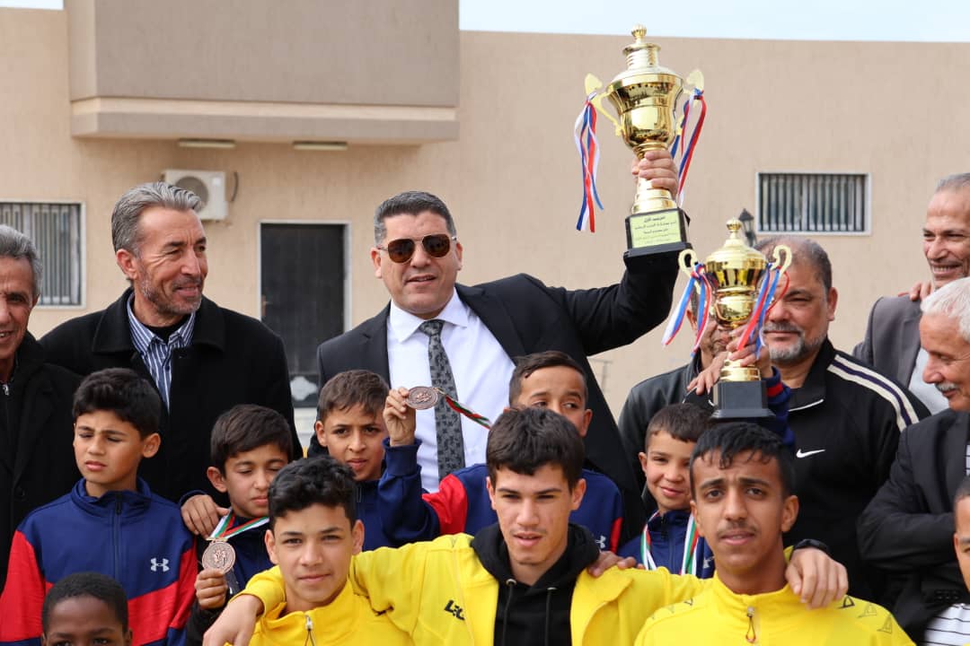 “منتخب المنطقة الوسطى (ب) يكرّم مراقب التربية والتعليم مصراتة بعد فوزه ببطولة العدو الريفي”