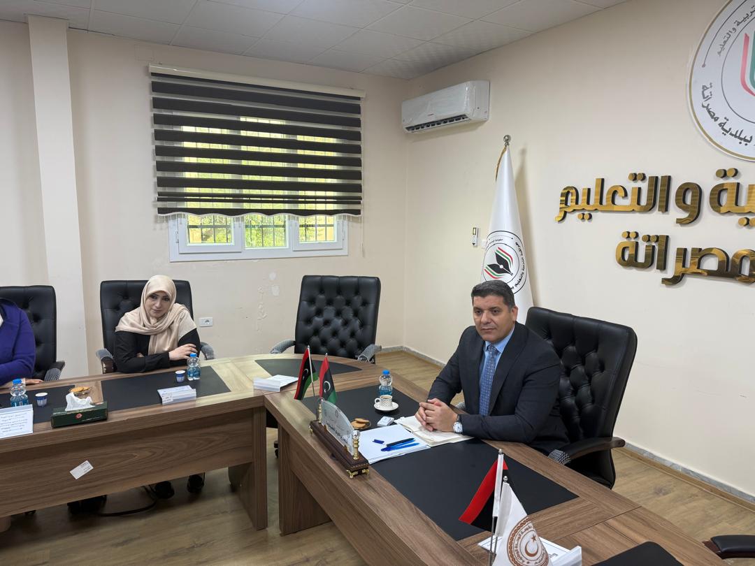 “اجتماع لمناقشة المشكلات الإدارية والفنية في التعليم”