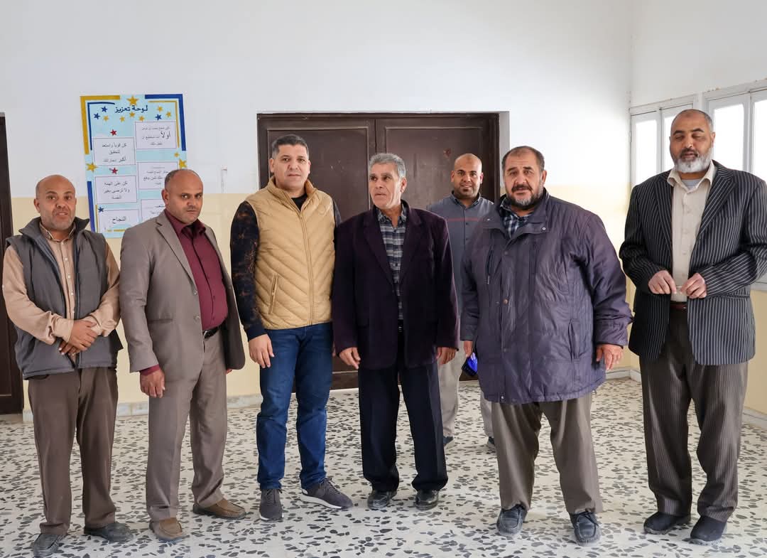 “مراقب التربية والتعليم ببلدية مصراتة يتفقد مدرسة شهداء طمينة للتعليم الأساسي”