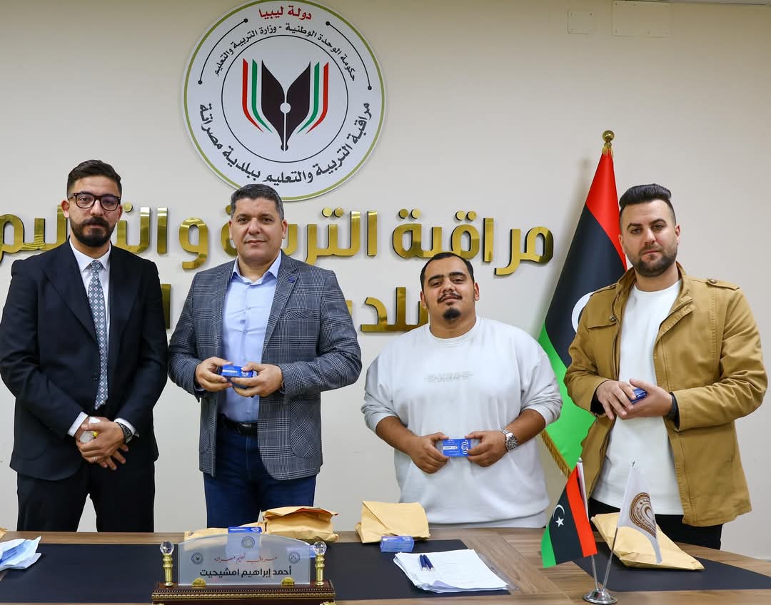 “مراقب التربية والتعليم يستلم بطاقات “جسور” لتوزيعها على الطلاب”