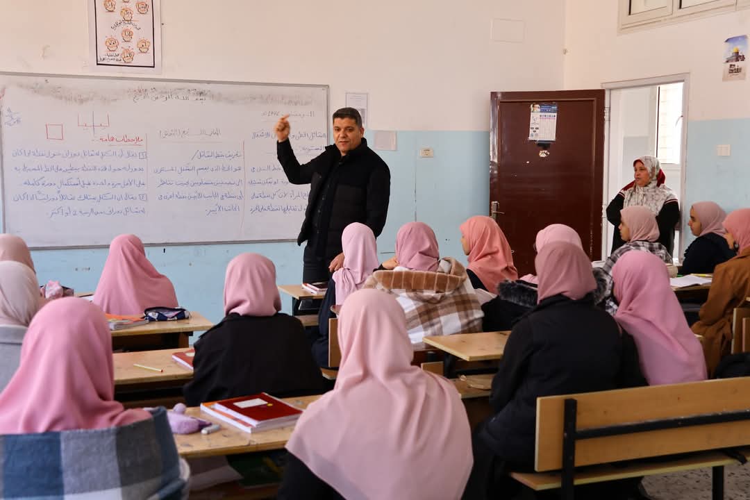 “مراقب التربية والتعليم مصراتة يزور مدرستي الحي الصناعي والشموع للتعليم الأساسي”