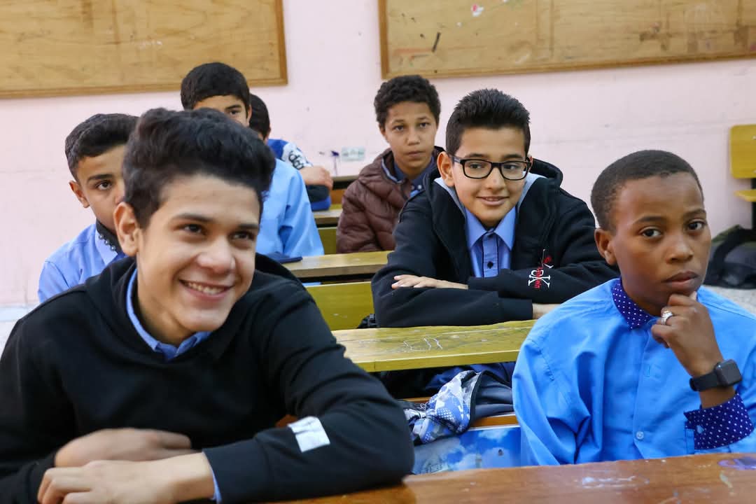 “مراقب التربية والتعليم ببلدية مصراتة يتفقد سير الدراسة والامتحانات في يومها الأخير بمدرسة “أم القرى”