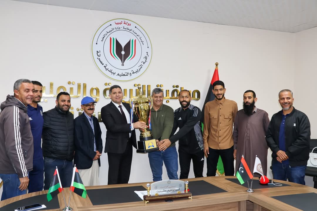” في لفتة وفاء وتقدير… فريق مراقبة التربية يهدي كأس البطولة لمراقب التعليم”